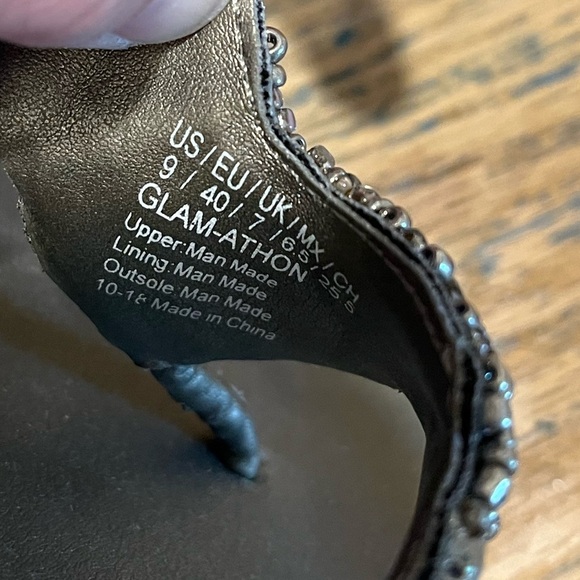 KENNETH COLE REACTION • Size 9 • Beaded Thong Sandals - Picture 7 of 7